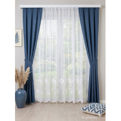 Halbtransparenter Store mit blauen Vorhängen im Wohnzimmer kombiniert, gemütliche Heimtextilien im modernen Landhausstil.