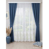 Halbtransparenter Store mit blauen Vorhängen im Wohnzimmer kombiniert, gemütliche Heimtextilien im modernen Landhausstil.