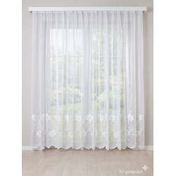 Weißer Store am hellen Fenster, Blumen-Stickerei am unteren Saum, lichtdurchlässige Gardine für Wohnräume.