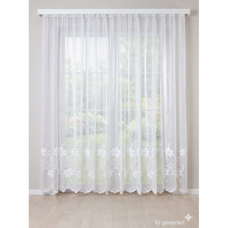 Weißer Store am hellen Fenster, Blumen-Stickerei am unteren Saum, lichtdurchlässige Gardine für Wohnräume.