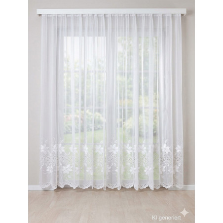 Weißer Store am hellen Fenster, Blumen-Stickerei am unteren Saum, lichtdurchlässige Gardine für Wohnräume.