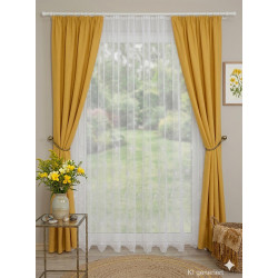 Gelbe Vorhänge kombiniert mit weißem Spitzenstore am Fenster, sonnige Heimtextilien-Deko im modernen Landhausstil.