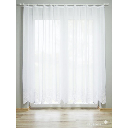 Blickdichter weißer Store mit Bogenabschluss und filigraner Stickerei am hellen Fenster im Wohnzimmer.