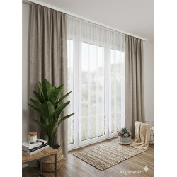 Weiße Spitzengardine und taupefarbene Vorhänge in Leinenoptik am hellen Wohnzimmerfenster, elegante Heimtextilien.