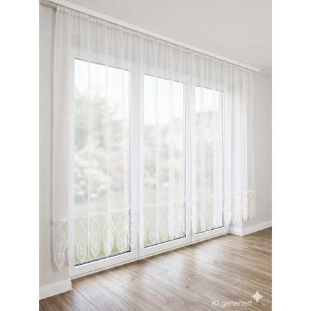Halbtransparenter Store Sophia mit markanter Plauener Spitze in Weiß, klassische Fensterdekoration für helles Ambiente.