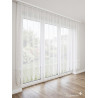 Halbtransparenter Store Sophia mit markanter Plauener Spitze in Weiß, klassische Fensterdekoration für helles Ambiente.