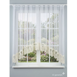 Fenstergestaltung mit weißer Bogengardine Lenja, halbtransparenter Stoff für helles Ambiente im Wohnzimmer.
