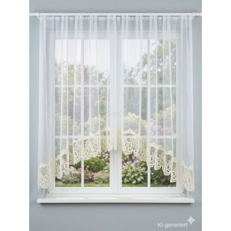 Fenstergestaltung mit weißer Bogengardine Lenja, halbtransparenter Stoff für helles Ambiente im Wohnzimmer.