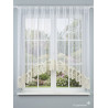 Fenstergestaltung mit weißer Bogengardine Lenja, halbtransparenter Stoff für helles Ambiente im Wohnzimmer.