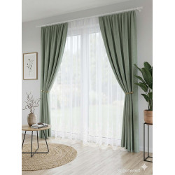 Halbtransparente Gardine mit Salbei-grünen Vorhängen im modernen Wohnzimmer, stilvolle Fenstergestaltung mit Heimtextilien.