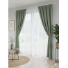Halbtransparente Gardine mit Salbei-grünen Vorhängen im modernen Wohnzimmer, stilvolle Fenstergestaltung mit Heimtextilien.