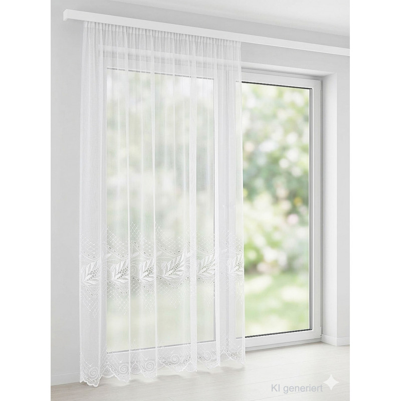 Bodenlanger, halbtransparenter Store in Weiß mit filigraner Plauener Spitze am Saum vor einer großen Fensterfront.