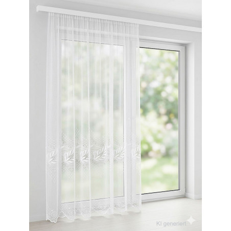 Bodenlanger, halbtransparenter Store in Weiß mit filigraner Plauener Spitze am Saum vor einer großen Fensterfront.