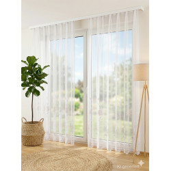 Halbtransparente Heimtextilien: Weißer Store mit floralem Muster am Fenster im Wohnzimmer mit Jute-Teppich und Pflanze.