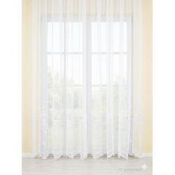 Halbtransparenter weißer Fensterstore mit eleganter floraler Stickerei-Borte und bogenförmigem Saumabschluss.