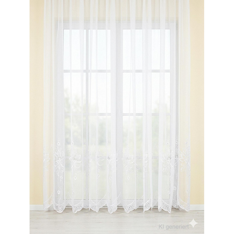Halbtransparenter weißer Fensterstore mit eleganter floraler Stickerei-Borte und bogenförmigem Saumabschluss.