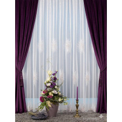 Elegantes Wohnzimmer-Set: Halbtransparenter weißer Store kombiniert mit schweren Samtvorhängen in kräftigem Brombeer.