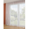 Bodenlanger halbtransparenter Fensterstore mit modernem floralen Muster am hellen Fenster im Wohnbereich.