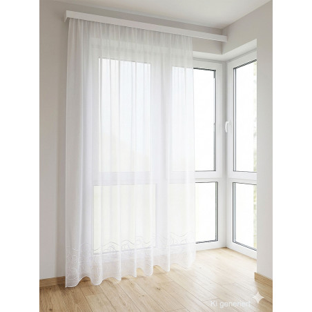 Weißer blickdichter Store in Leinenoptik im hellen Wohnzimmer, bodenlang mit moderner Kreisel-Stickerei am Saum.