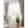 Wohnzimmer-Set: Halbtransparente weiße Gardine kombiniert mit blickdichten Vorhängen in Taupe für gemütliche Heimtextilien.