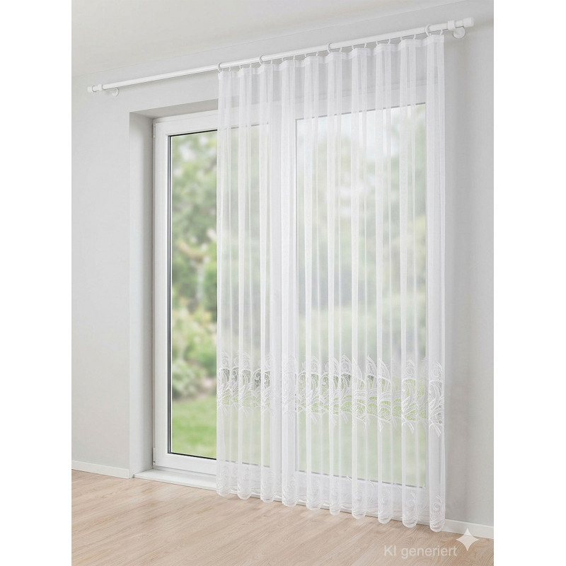 Bodenlanger weißer Fensterstore mit eleganter Stickerei-Borte an einer hellen Balkontür im Wohnbereich.