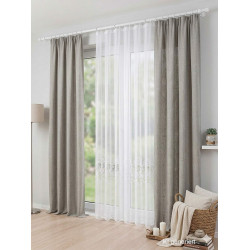 Wohnzimmer-Set: Weißer halbtransparenter Store kombiniert mit blickdichten Vorhängen in Taupe in Leinenoptik.