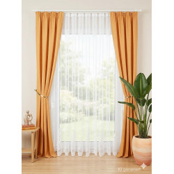 Wohnzimmer-Ambiente: Halbtransparente weiße Gardine kombiniert mit blickdichten Vorhängen in Senfgelb und Zimmerpflanze.