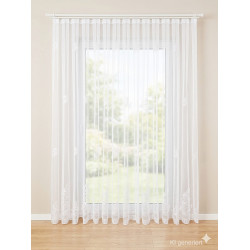Fenstergestaltung mit weißem halbtransparentem Store und edler Plauener Spitze am Saum in hellem Wohnbereich.