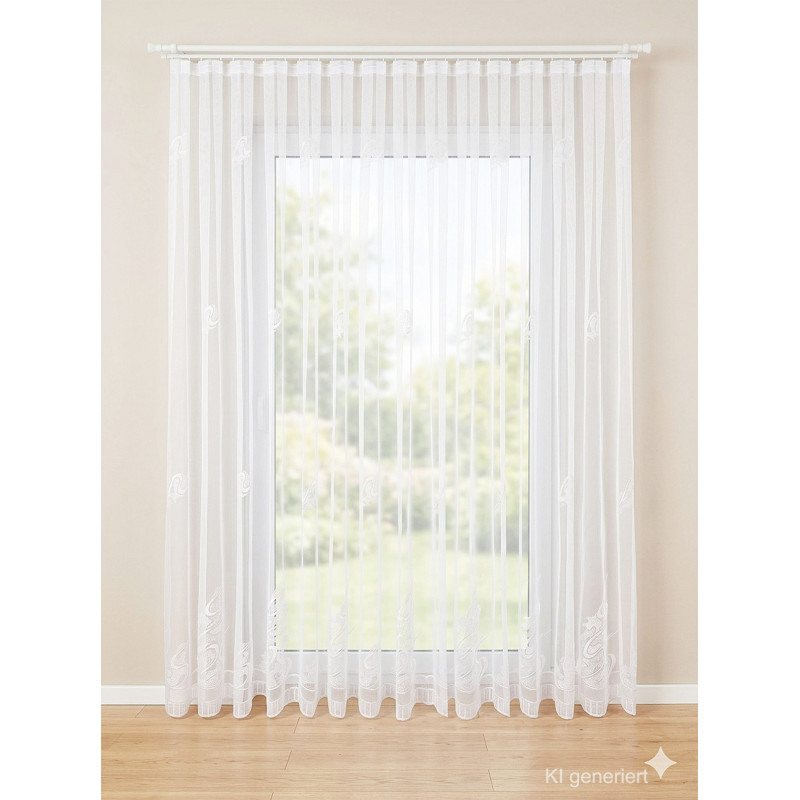 Fenstergestaltung mit weißem halbtransparentem Store und edler Plauener Spitze am Saum in hellem Wohnbereich.