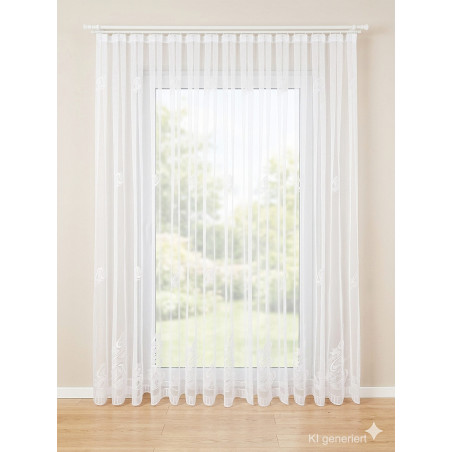 Fenstergestaltung mit weißem halbtransparentem Store und edler Plauener Spitze am Saum in hellem Wohnbereich.