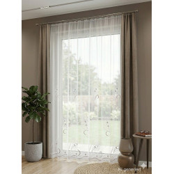 Halbtransparenter weißer Store kombiniert mit blickdichten Vorhängen in Sandbeige am Fenster.