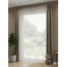Halbtransparenter weißer Store kombiniert mit blickdichten Vorhängen in Sandbeige am Fenster.