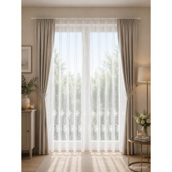 Halbtransparente Gardine Corinna im hellen Wohnzimmer kombiniert mit Naturholz-Deko für modernes Heimtextilien-Design.