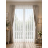 Halbtransparente Gardine Corinna im hellen Wohnzimmer kombiniert mit Naturholz-Deko für modernes Heimtextilien-Design.