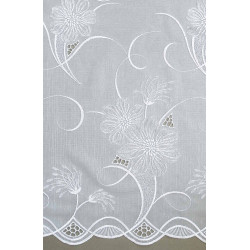 Detailansicht weißer Store Corinna aus Plauener Spitze mit elegantem Blumenmuster und fein gesticktem Bogensaum.