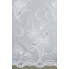 Detailansicht weißer Store Corinna aus Plauener Spitze mit elegantem Blumenmuster und fein gesticktem Bogensaum.