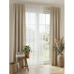 Fenstergestaltung mit Store Adriana in Beige und Weiß am hellen Fenster, gemütliche Raumaufnahme mit Heimtextilien.
