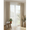Fenstergestaltung mit Store Adriana in Beige und Weiß am hellen Fenster, gemütliche Raumaufnahme mit Heimtextilien.