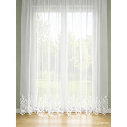 Halbtransparente Stickereigardine aus Plauener Spitze, weißes Wellendesign am Saum vor hellem Fenster, Sichtschutz.