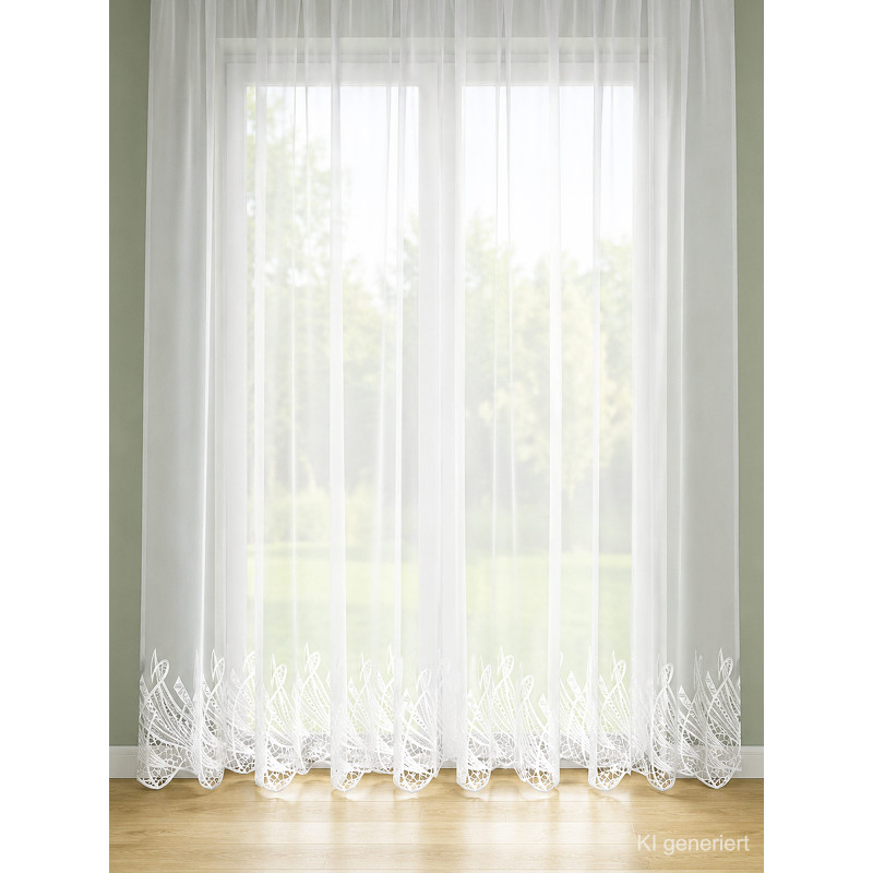Halbtransparente Stickereigardine aus Plauener Spitze, weißes Wellendesign am Saum vor hellem Fenster, Sichtschutz.