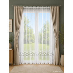 Gardine Alexandra in Weiß-Beige kombiniert mit braunen Vorhängen am Fenster, gemütliche Raumaufnahme mit Heimtextilien.