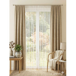 Halbtransparenter Store Annica in Weiß-Beige im hellen Wohnzimmer, stilvolle Fensterdekoration für ein warmes Ambiente.