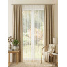Halbtransparenter Store Annica in Weiß-Beige im hellen Wohnzimmer, stilvolle Fensterdekoration für ein warmes Ambiente.