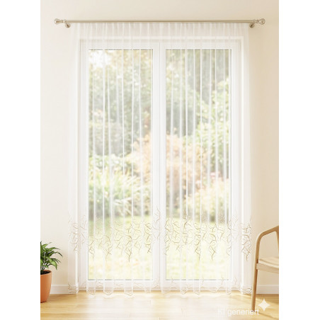 Lichtdurchlässige Gardine Annica in Weiß-Beige mit eleganter Stickerei, hochwertige Plauener Spitze für das Fenster.