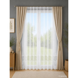 Halbtransparente weiße Gardine mit Spitze kombiniert mit beigen Vorhängen im Landhaus-Wohnzimmer, edle Heimtextilien.