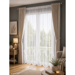 Halbtransparente Gardine Silvja im modernen Landhaus-Stil, kombiniert mit Brauntönen für eine gemütliche Wohnatmosphäre.