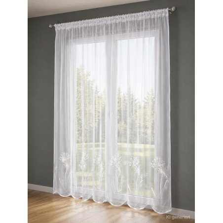 Weißer Store Silvja aus Plauener Spitze mit dezentem Linien-Design am hellen Fenster für zeitlose Heimtextilien-Deko.