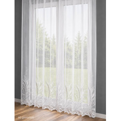 Halbtransparenter Stickereistore in Weiß vor hellem Fenster, elegantes Ambiente durch hochwertige Plauener Spitzenstickerei.