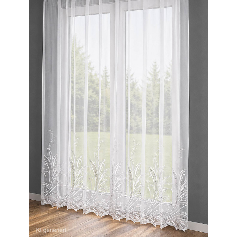 Halbtransparenter Stickereistore in Weiß vor hellem Fenster, elegantes Ambiente durch hochwertige Plauener Spitzenstickerei.