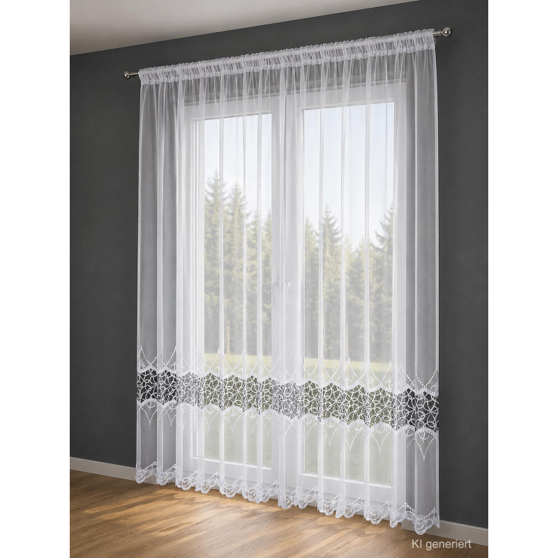 Halbtransparente Gardine Adriana mit eleganten anthrazitfarbenen Stickereien, hochwertige Plauener Spitze am Fenster.